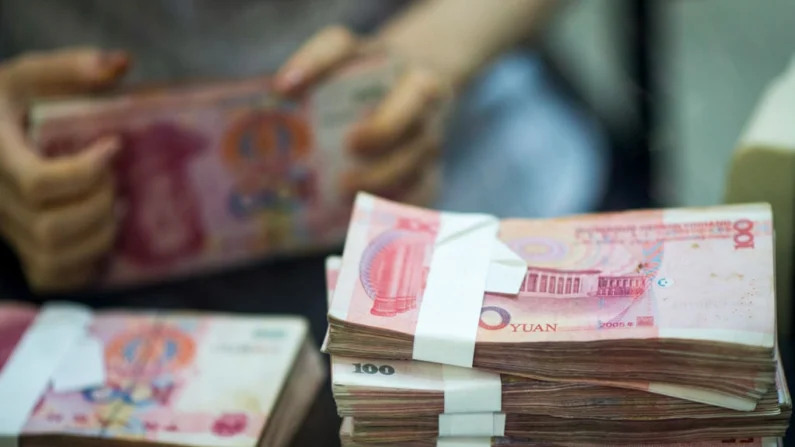 Um trabalhador conta dinheiro em um banco em Xangai, China. Houve uma série de falências de empresas de empréstimos privadas na China, deixando aqueles que investiram suas economias nas empresas protestando para receber seu dinheiro de volta. Johannes Eisele/AFP/Getty Images

