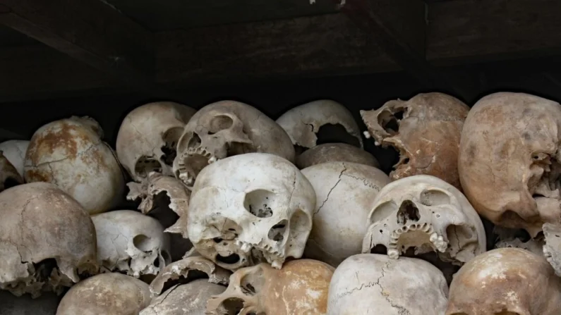 Crânios de jovens assassinados pelo regime de Pol Pot nos Campos da Morte do Holocausto Cambojano, em exibição em um santuário aos mortos, em Phnom Penh, Camboja, em 11 de janeiro de 2012 (Dale Warren/Shutterstock)
