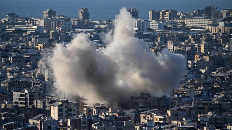 Fumaça sobe após um ataque aéreo israelense em Dahye, um subúrbio ao sul de Beirute, no Líbano, em 19 de outubro de 2024 (EFE/EPA/STRINGER)