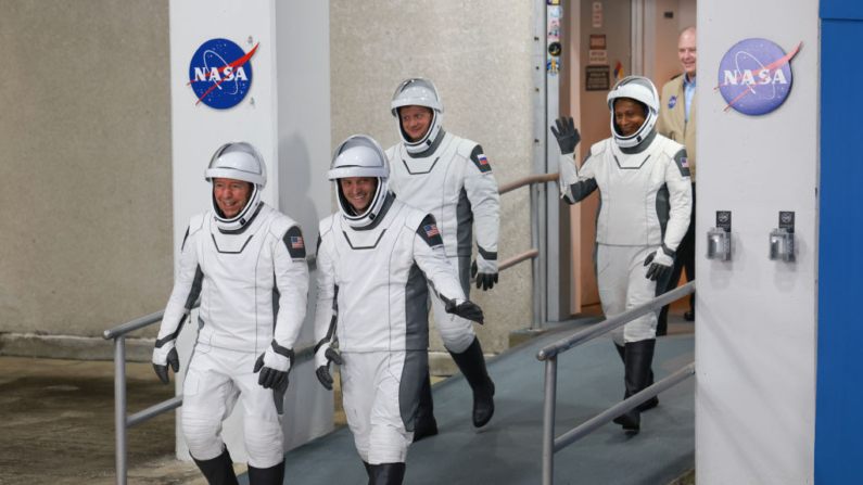 Os astronautas da Crew-8 (da esquerda para a direita), o piloto Michael Barratt, o comandante Matthew Dominick, o cosmonauta russo e especialista em missão Alexander Grebenkin e a especialista em missão Jeanette Epps saem do prédio de operações e checkout a caminho do foguete SpaceX Falcon 9 na plataforma de lançamento 39A do Centro Espacial Kennedy da NASA em 3 de março de 2024 em Cabo Canaveral, Flórida (Foto de Joe Raedle/Getty Images)
