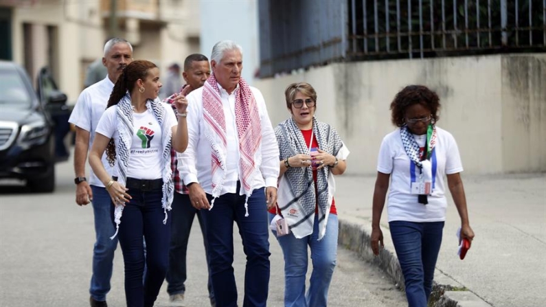 Imagem de arquivo do ditador cubano Miguel Diaz-Canel (centro), com sua esposa, Lis Cuesta (esq.) (EFE/Ernesto Mastrascusa)