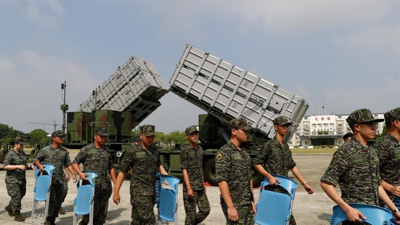 Soldados taiwaneses caminham ao lado dos sistemas de mísseis Hsiung Feng III (esq.) e Hsiung Feng II, durante uma visita do presidente William Lai (Lai Ching-te) a uma base naval em Taoyuan, Taiwan, em 18 de outubro de 2024 (EFE/EPA/RITCHIE B. TONGO)