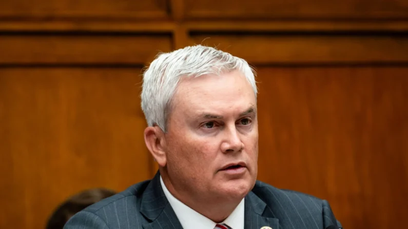 O deputado James Comer (R-Ky.) Participa de uma audiência onde o Dr. Anthony Fauci testemunha perante o Subcomitê Selecionado sobre a Pandemia do Coronavírus em Washington em 3 de junho de 2024 (Madalina Vasiliu/Epoch Times)
