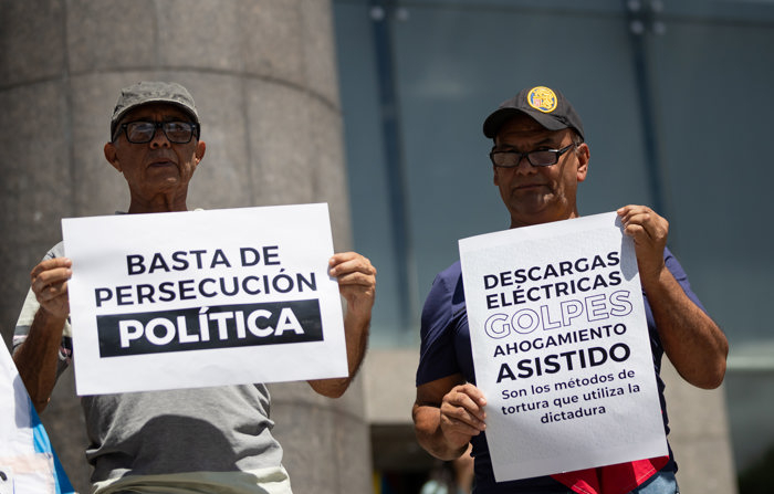 Imagem de arquivo de pessoas segurando cartazes durante uma manifestação em frente à sede da ONU em Caracas (EFE/Ronald Peña R.)