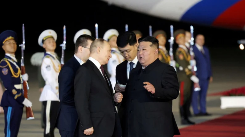 O líder russo Vladimir Putin é recebido pelo líder norte-coreano Kim Jong Un em sua chegada a um aeroporto em Pyongyang, Coreia do Norte, nesta imagem divulgada pela Agência Central de Notícias da Coreia em 19 de junho de 2024 (KCNA via Reuters)
