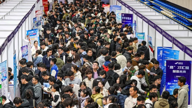 Pessoas participam de uma feira de empregos em Shenyang, província de Liaoning, China, em 22 de outubro de 2024 (STR/AFP via Getty Images)