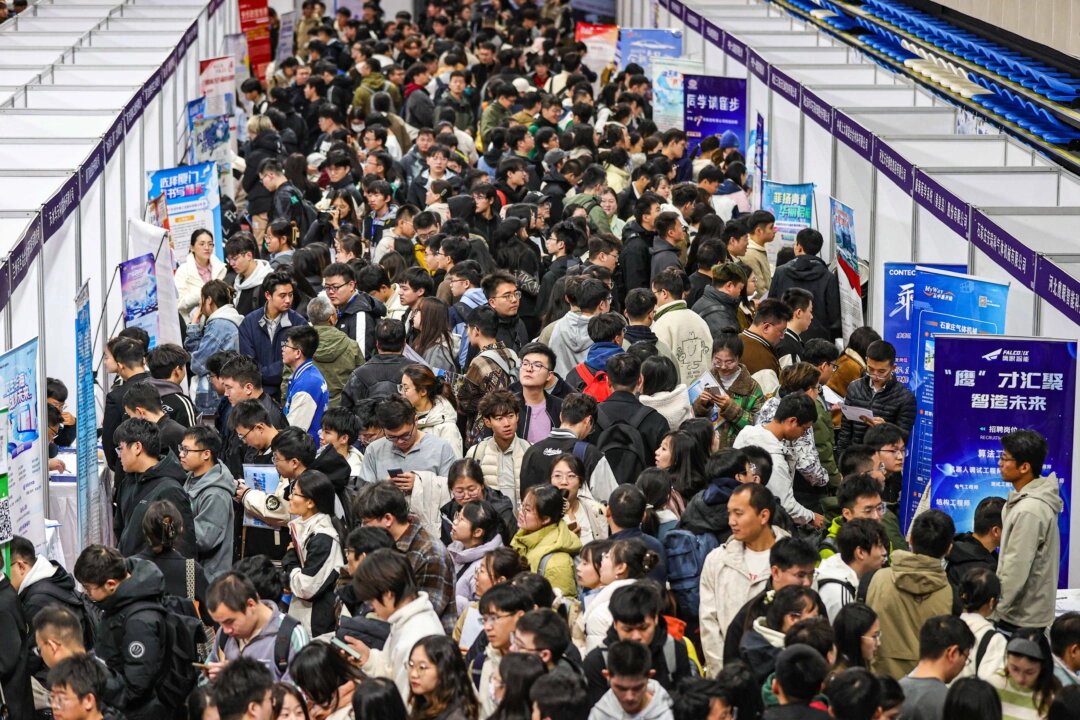 Jovens chineses iniciam nova trend de “perdendo a cabeça” em meio a alta taxa de desemprego