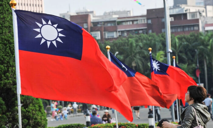 As bandeiras nacionais de Taiwan tremulam ao lado do Taipei 101 no Sun Yat-sen Memorial Hall, em Taipei, em uma foto de arquivo (Mandy Cheng/AFP via Getty Images)