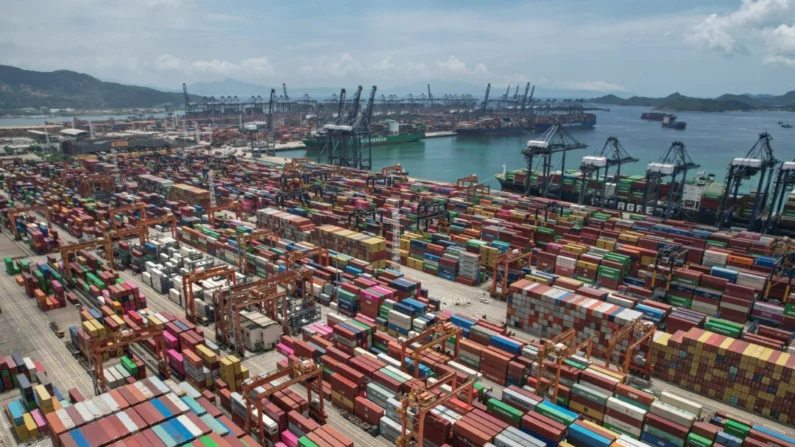 Uma vista aérea mostra contêineres de carga e guindastes de pórtico no Porto de Yantian em Shenzhen, na província de Guangdong, no sul da China, em 12 de junho de 2024. Jade Gao/AFP via Getty Images
