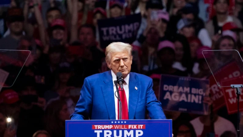 O ex-presidente Donald J. Trump fala durante um comício de campanha no Madison Square Garden, na cidade de Nova Iorque, em 27 de outubro de 2024 (Samira Bouaou/Epoch Times)