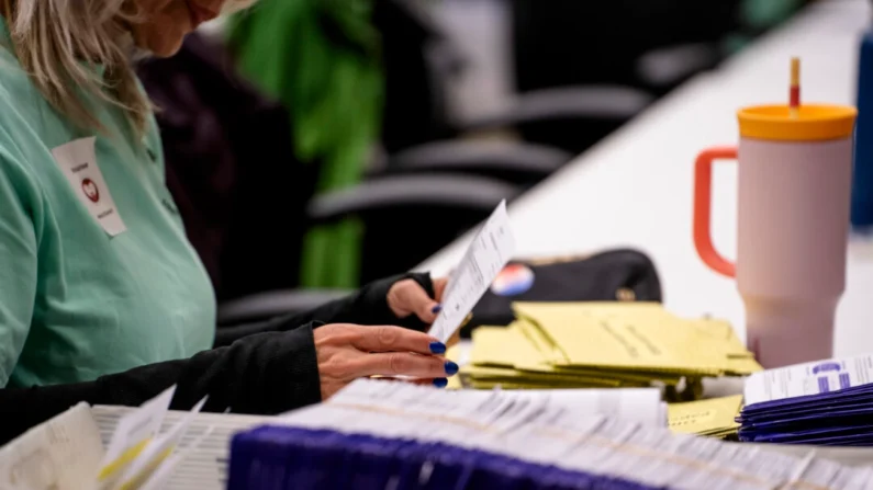 Um voluntário eleitoral prepara cédulas enviadas pelo correio para digitalização no Lancaster County Government Center em Lancaster, Pensilvânia, em 23 de abril de 2024 (Madalina Vasiliu/Epoch Times)