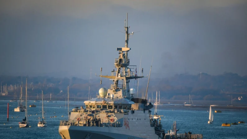 O HMS Tamar deixa Portsmouth, Inglaterra, em 31 de dezembro de 2020 (Finnbarr Webster/Getty Images)