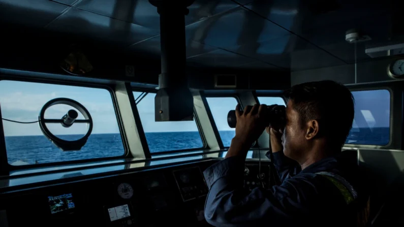 A tripulação de um navio de segurança do Ministério de Assuntos Marítimos e Pesca observa durante uma patrulha no Mar da China Meridional em Natuna, Ranai, Indonésia, em 17 de agosto de 2016. Ulet Ifansasti/Getty Images
