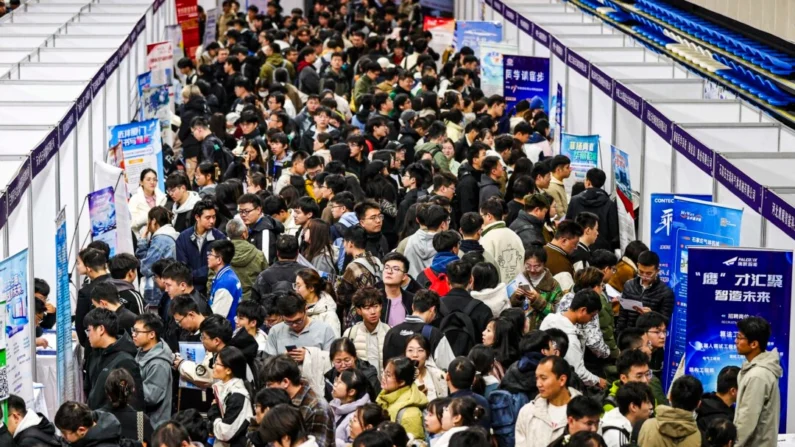 Pessoas participam de uma feira de empregos em Shenyang, na província de Liaoning, no nordeste da China, em 22 de outubro de 2024. STR/AFP via Getty Images
