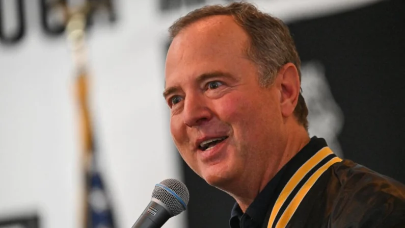 O deputado Adam Schiff (D-Calif.), candidato ao Senado dos EUA, fala durante um comício com trabalhadores e membros de sindicatos em Long Beach, Califórnia, em 29 de agosto de 2024 (Patrick T. Fallon/AFP via Getty Images)
