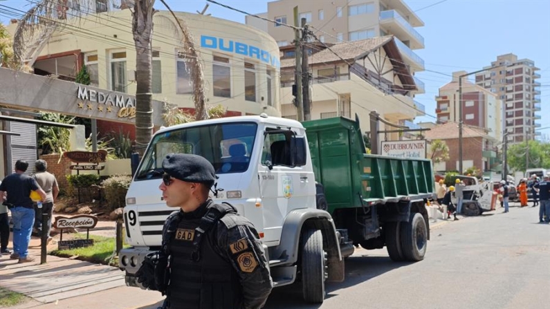 Membros da polícia vigiam a rua onde um prédio desabou na terça-feira em Villa Gesell, na costa da província de Buenos Aires (Argentina) (EFE/Fernando Legarreta)