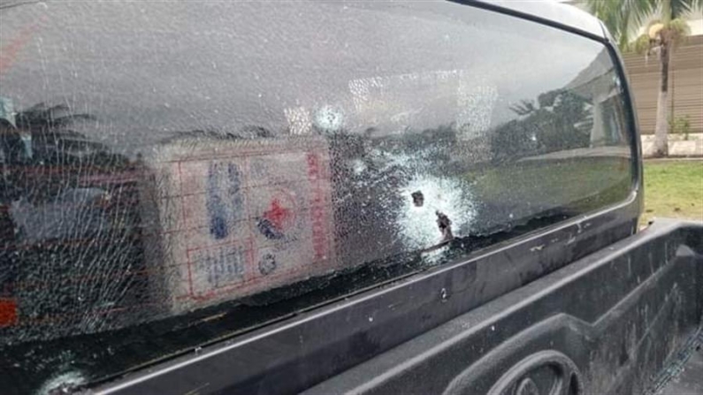 Imagem dos tiros disparados contra o veículo que transportava o ex-presidente Evo Morales, após um suposto ataque armado contra o ex-presidente, neste domingo em Cochabamba, Bolívia (EFE/ Radio Kawsachun Coca)