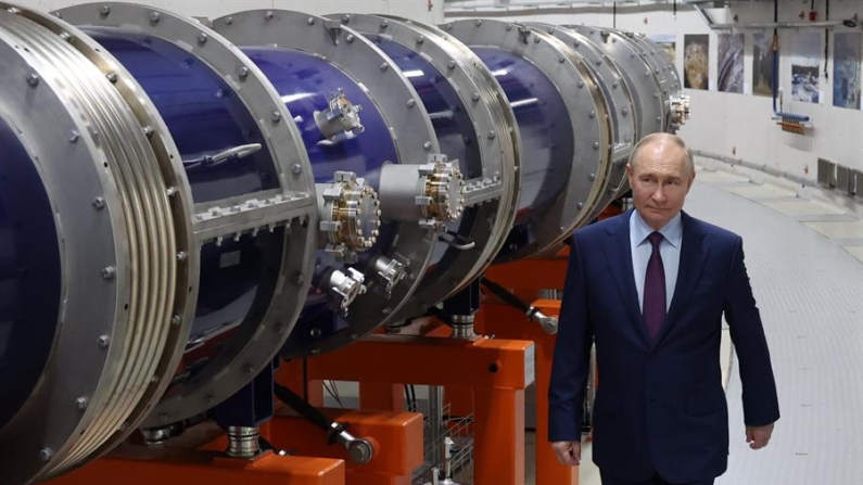 Imagem de arquivo do líder russo Vladimir Putin, que ordenou a realização de exercícios de força nuclear estratégica na terça-feira para testar o lançamento de mísseis balísticos e de cruzeiro. Na foto, Putin examinando o colisor NICA durante uma visita ao Instituto Central de Pesquisa de Dubna em 13 de junho (EFE/ALEXANDER KAZAKOV / SPUTNIK / KREMLIN POOL)