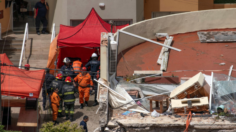 Equipes de resgate procuram pessoas desaparecidas após o desabamento do Hotel Dubrovnik no balneário de Villa Gessell, na província de Buenos Aires, em 29 de outubro de 2024. Um idoso morreu e uma dúzia de pessoas estão desaparecidas depois que um prédio de dez andares que abrigava um hotel desabou na terça-feira no balneário argentino de Villa Gesell, informaram as autoridades locais e a mídia. (Foto de STRINGER / AFP) (Foto de STRINGER/AFP via Getty Images)
