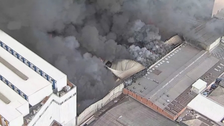 Incêndio de grandes proporções atinge Shopping 25 de Março no Brás, em São Paulo