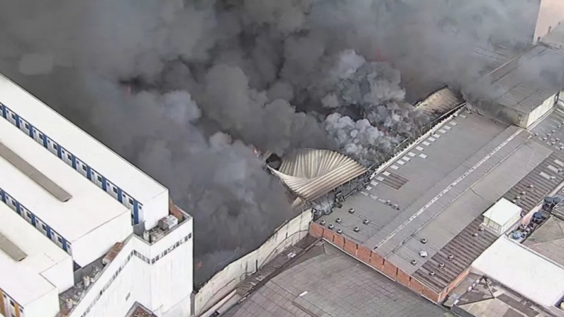 Incêndio de grandes proporções no Shopping 25 de Março no Brás, em São Paulo (Imagem: Redes Sociais/X)
