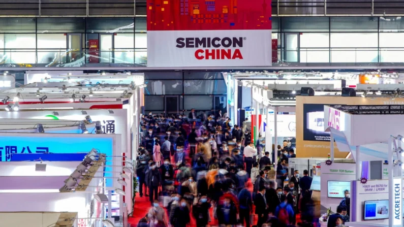 Pessoas visitam a Semicon China, uma feira comercial de tecnologia de semicondutores, em Xangai, em 17 de março de 2021. Aly Canção/Reuters
