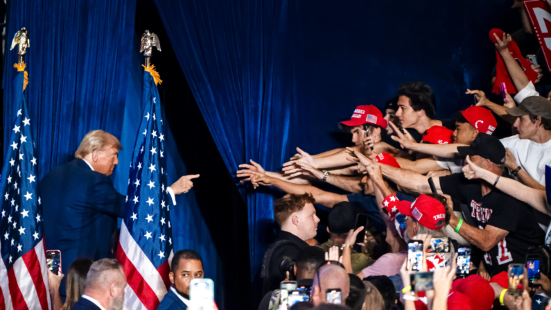 O candidato presidencial republicano e ex-presidente Donald Trump interage com apoiadores em um comício de campanha na Mullet Arena em Tempe, Arizona, em 24 de outubro de 2024. (Rebecca Noble/AFP via Getty Images)