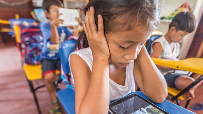 A medida também prevê que alunos da educação infantil e dos primeiros anos do ensino fundamental não possam levar celulares para a escola (Imagem: UNESCO)