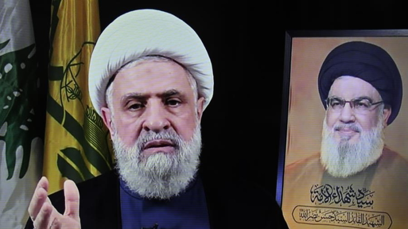 Uma imagem de uma tela mostra o novo líder do Hezbollah, Sheikh Naim Qassem (esq.), fazendo um discurso transmitido pelo canal de TV Al-Manar do Hezbollah, em Beirute, Líbano, em 30 de outubro de 2024 (EFE/EPA/WAEL HAMZEH)