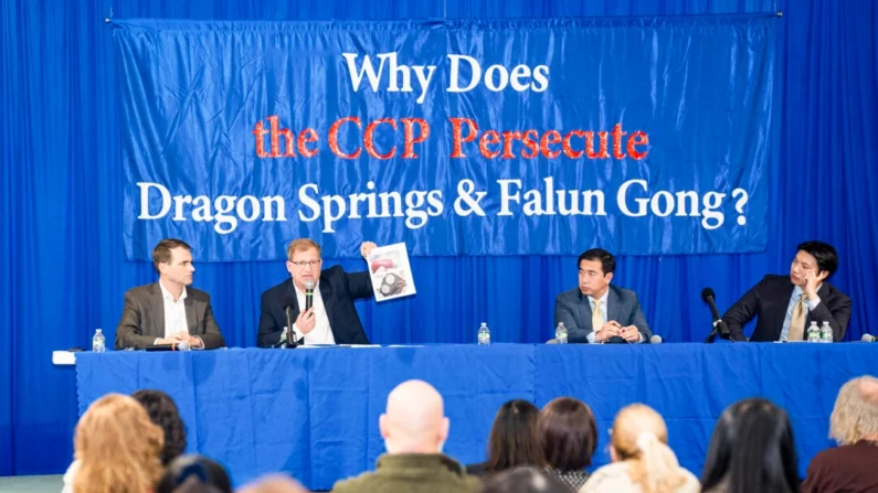 (E-D) Presidente do Orange County Falun Gong Club, Liam O'Neill, vice-presidente do escritório de projetos de Dragon Springs, Levi Browde, presidente do Sound of Hope, Allen Zhong, e moderador do painel David Zhang em um seminário comunitário em Otisville, N.Y., em 24 de outubro de 2024. (Larry Dye/The Epoch Times)