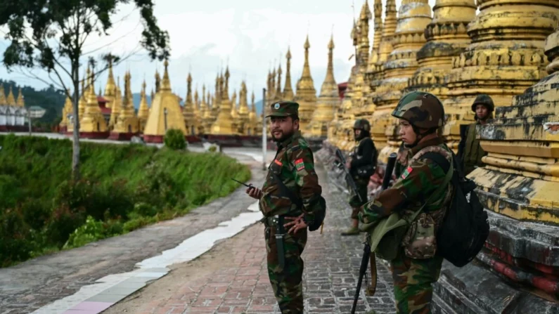 Membros do grupo armado da minoria étnica Exército de Libertação Nacional Ta'ang (ELNT) fazem guarda em uma área de templo de um acampamento em colina, apreendido das forças militares de Mianmar, no município de Namhsan, no norte do Estado de Shan, em 13 de dezembro de 2023 (STR/AFP via Getty Images)
