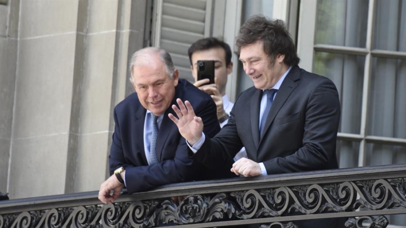 Foto de arquivo de 9 de dezembro de 2023 do presidente da Argentina, Javier Milei (dir.), com Gerardo Werthein, de uma sacada do Palácio San Martin, na sede do Ministério das Relações Exteriores da Argentina, em Buenos Aires (EFE/ Matías Campaya)