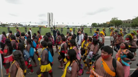 Indígenas protestam em Brasília contra o marco temporal