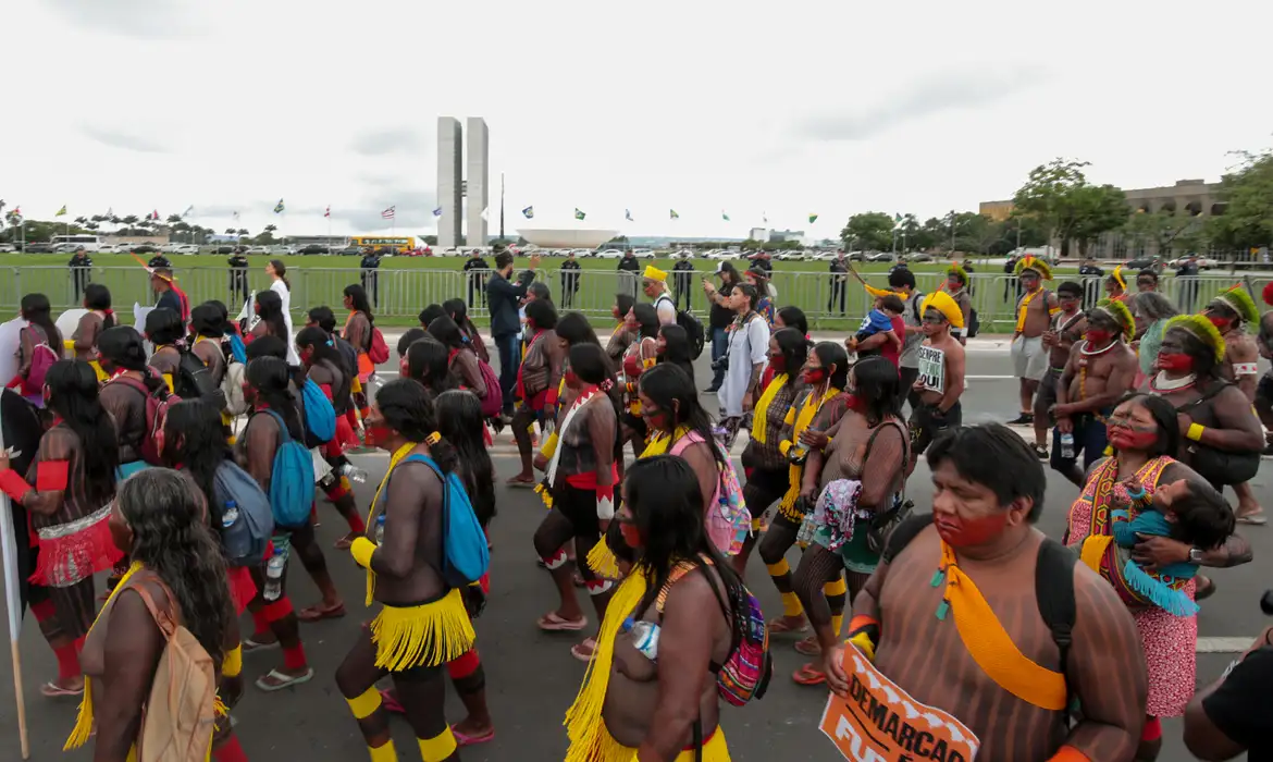 Indígenas protestam em Brasília contra o marco temporal