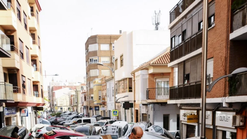 Um homem fala ao telefone ao lado de uma rua inundada depois que enchentes atingiram a região na área de Sedaví, em Valência, Espanha, em 30 de outubro de 2024 (David Ramos/Getty Images)
