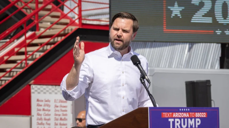 Senador JD Vance (R-Ohio) fala em Tucson, Arizona, em 9 de outubro de 2024 (John Fredricks/The Epoch Times)
