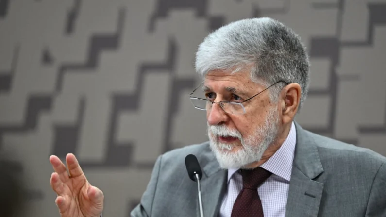 O embaixador brasileiro e assessor especial do presidente Celso Amorim fala durante seu depoimento à Comissão de Relações Exteriores do Senado em Brasília, Brasil, em 15 de agosto de 2024. (Foto de Evaristo Sa/AFP via Getty Images)