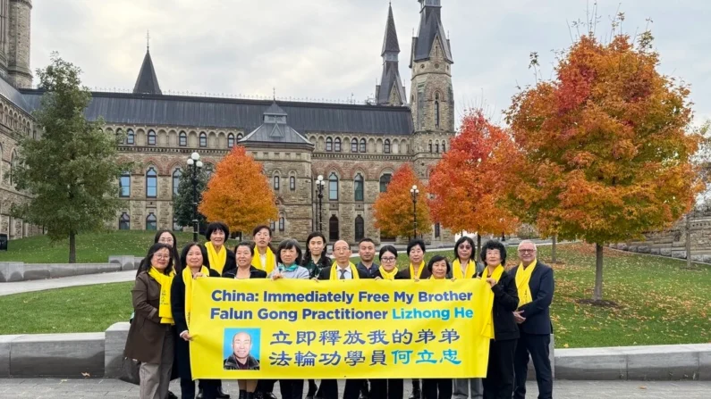 Praticantes do Falun Gong cujos familiares foram arbitrariamente detidos na China por sua fé posam para uma foto no Parliament Hill em 30 de outubro de 2024. Naquele dia, os MPs apresentaram uma petição na Câmara dos Comuns pedindo ao regime chinês que acabasse com sua perseguição aos praticantes do Falun Gong. NTD
