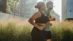 Novo estudo responde se praticar exercícios apenas aos finais de semana pode prevenir demência 