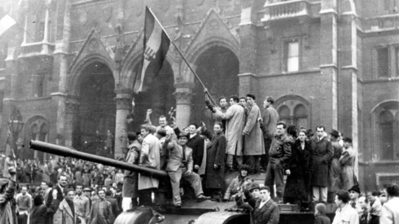 Civis agitam a bandeira nacional da Hungria em um tanque soviético capturado na praça principal de Budapeste durante o levante anticomunista de outubro de 1956. (Foto AP)
