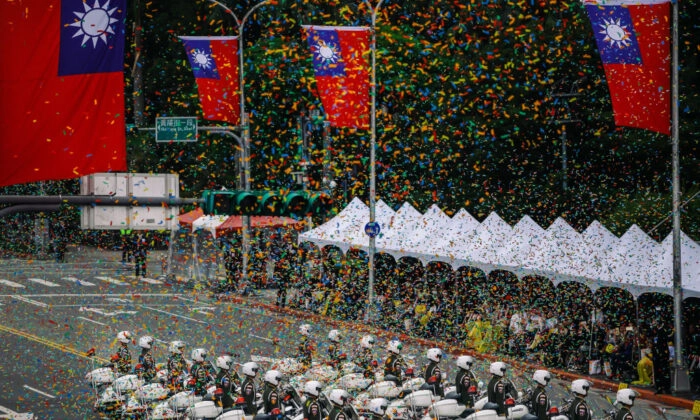 A polícia militar fica em frente ao Palácio Presidencial para marcar as celebrações do Dia Nacional da ilha em Taipei, Taiwan, em 10 de outubro de 2018 (Billy H.C. Imagens Kwok/Getty)