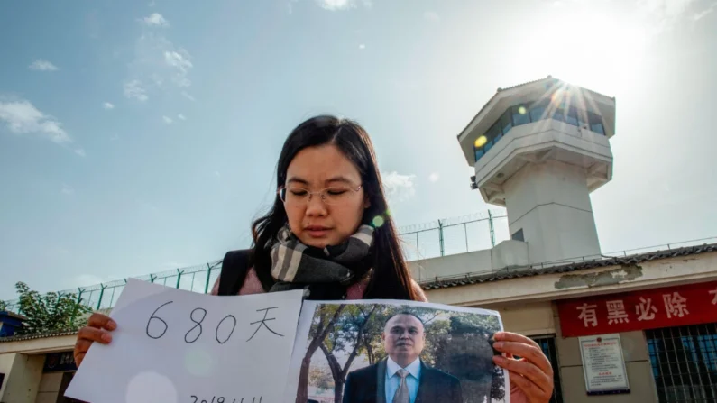 Xu Yan, esposa do advogado de direitos humanos Yu Wensheng, fazendo um vídeo para o aniversário do marido em frente ao Centro de Detenção da Cidade de Xuzhou nesta foto tirada em 30 de outubro de 2019. Nicolas Asfouri/AFP via Getty Images
