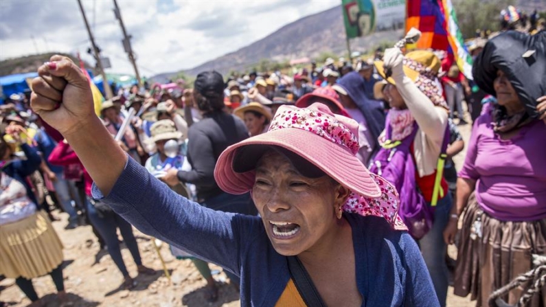 Foto de 29 de outubro de 2024 de partidários do ex-presidente boliviano Evo Morales marchando contra o governo de Luis Arce, em Parotani, Cochabamba, Bolívia (EFE/ Esteban Biba)