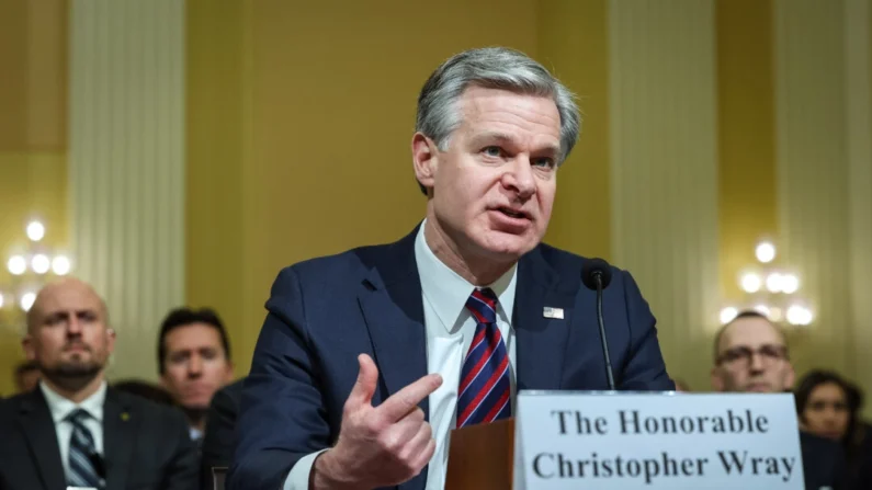 O diretor do FBI, Christopher Wray, testemunha perante o Comitê Seleto da Câmara sobre a Competição Estratégica entre os Estados Unidos e o Partido Comunista Chinês no Capitólio, em Washington, em 31 de janeiro de 2024. (Kevin Dietsch/Getty Images)