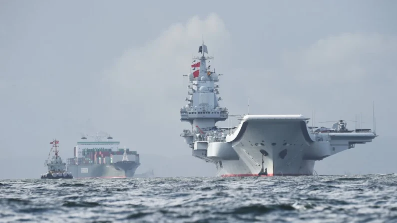 O porta-aviões da China, o Liaoning (direita), chega às águas de Hong Kong em 7 de julho de 2017 (Anthony Wallace/AFP via Getty Images)
