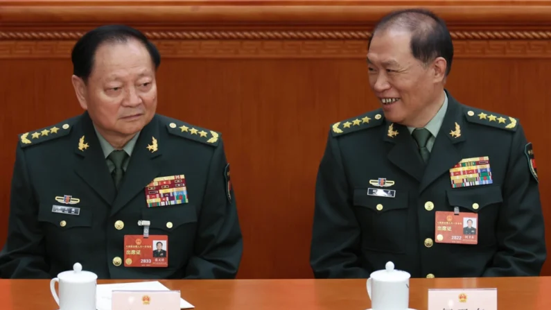 O vice-presidente da Comissão Militar Central da República Popular da China Zhang Youxia (E) e He Weidong participam da quinta sessão plenária do Congresso Nacional do Povo em Pequim em 12 de março de 2023. Lintao Zhang/Getty Images
