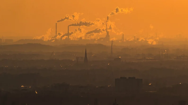 Vapor e exaustão sobem de diferentes empresas em um dia frio de inverno em Oberhausen, Alemanha, em 6 de janeiro de 2017 (Lucas Schulze/Getty Images)
