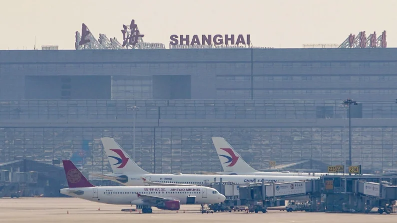 Aeronaves da China Eastern Airlines são vistas estacionadas no pátio do Aeroporto Internacional de Hongqiao, em Xangai, China, em 4 de junho de 2020 (Aly Song/Reuters)
