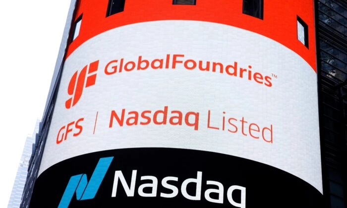 Uma tela exibe o logotipo da empresa de semicondutores e fabricante de chips GlobalFoundries Inc. durante o IPO da empresa no Nasdaq MarketSite na Times Square em Nova Iorque, EUA, em 28 de outubro de 2021 (Brendan McDermid/Reuters)
