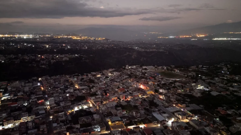 Vista da capital do Equador, Quito, enquanto a cidade ainda estava iluminada, antes de um apagão nacional de quatorze horas programado para 25 de outubro de 2024 (Rodrigo Buendia/AFP via Getty Images)
